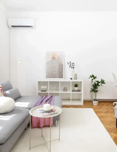 home staging után dekorált lakás vidám színekkel