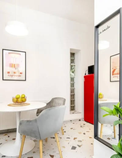 Budapest garzonlakás home staging után dekorált lakás étkezője vidám színekkel
