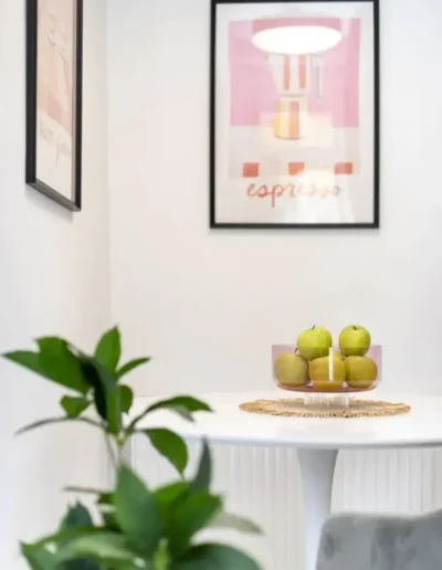 Budapest garzonlakás home staging után dekorált lakás előszobája vidám színekkel