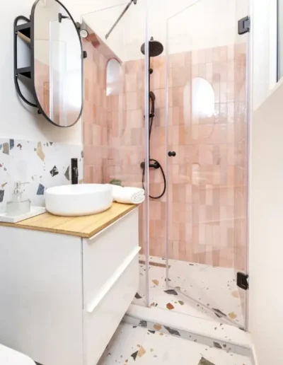 Budapest garzonlakás home staging után dekorált lakás fürdőszoba vidám színekkel