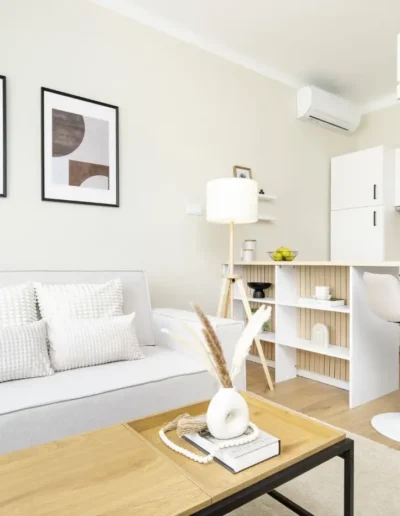 Budapest teljes felújítás és kiadásra felkészítés után nappali és konyha, neutrális színekkel