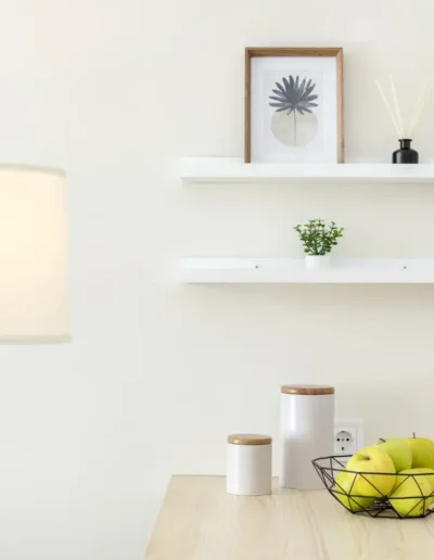 Budapest teljes felújítás és kiadásra felkészítés után nappali konyha részlet állólámpa és dekoráció