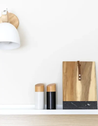 Budapest teljes felújítás és kiadásra felkészítés után konyha részlet polc só és borsszóró fali lámpa és deszka