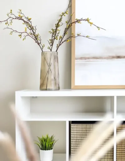 home staging csomag után nappali részlet neutrális színekkel, dekorációkkal