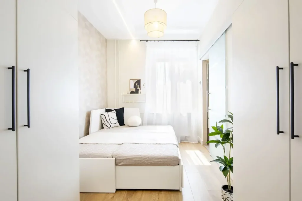 Home stgaing kiadásra Budapest teljes felújítás és kiadásra felkészítés után hálószoba neutrális színekkel, dekorációkkal, tárolószekrényekkel