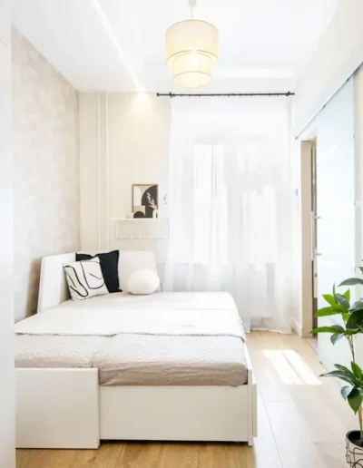Budapest teljes felújítás és kiadásra felkészítés után hálószoba neutrális színekkel, dekorációkkal, tárolószekrényekkel
