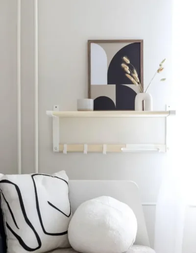 Budapest teljes felújítás és kiadásra felkészítés után hálószoba részlet neutrális színekkel, dekorációkkal