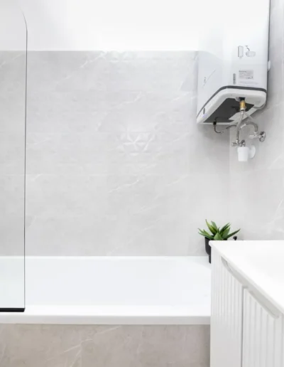 fürdőszoba home staging után szürke burkolattal