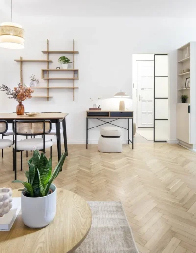 nappaliból fotózva kiadásra felkészített lakás, étkező, dolgozósarok