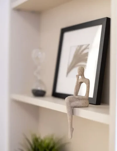 Újlipótváros felújítás után dekoráció polcon