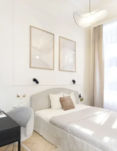 home staging Budapest belvárosi lakásban, elegáns lakberendezés, kiadásra felkészítés után