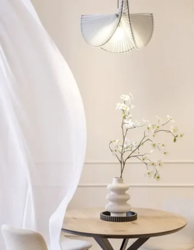 kiadásra felkészített lakás Budapest belváros libbenő függöny design lámpa