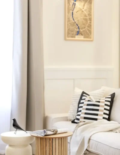 home staging Budapest belvárosi lakásban, prémium lakberendezés, kiadásra felkészítés után