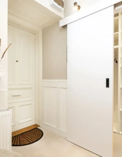 home staging Budapest belvárosi lakásban, elegáns lakberendezés, gardrób és előszoba kiadásra