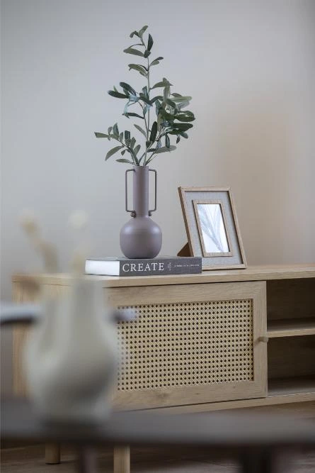 home staginghez használt dekoráció csoport váza ággal, képkeret és könyv