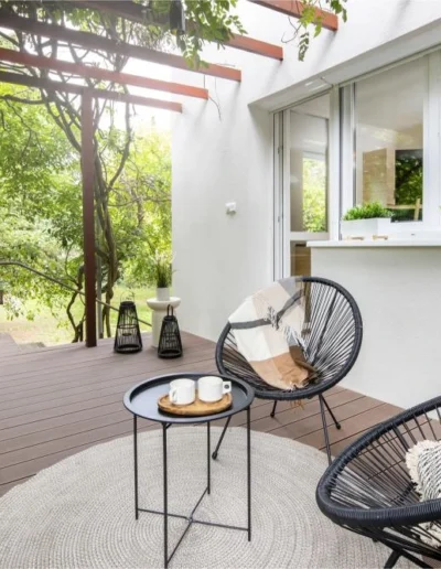 Budapest, Mátyásföld ingatlan home staging-elt terasz, hangulatos lilaakác lugassal