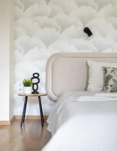 hálószoba részlet, mintás tapéta, dekoráció