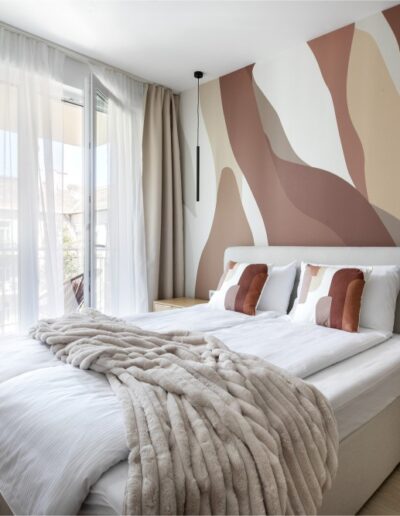 világos terrakotta - bézs enteriőr, ágy design tapétával