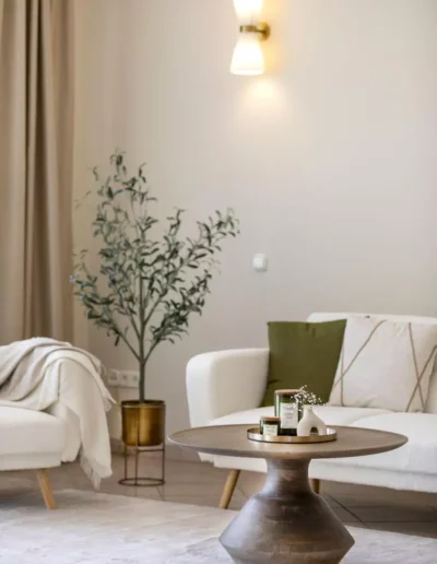 nappali részlet zöld - bézs - arany színpalettával, home stagingelt ingatlan