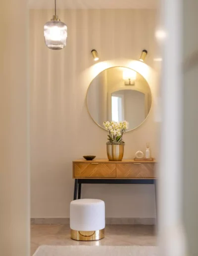 előszoba eladásra felkészítve, arany dekorációval