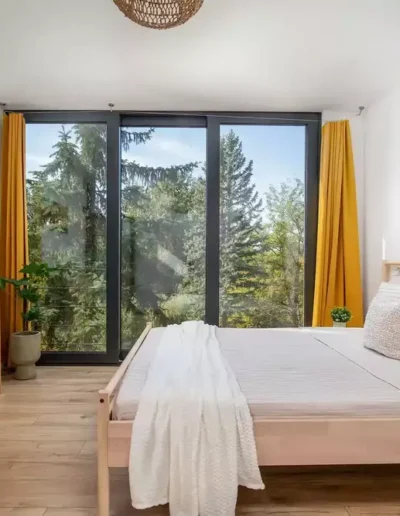 Balaton Home Stagin eladásra felkészítés után dekorációkkal fő hálószoba panorámával