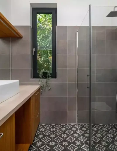 eladásra felkészített prémium ingatlan fürdőszobája zuhanyzóval, mosdószekrénnyel