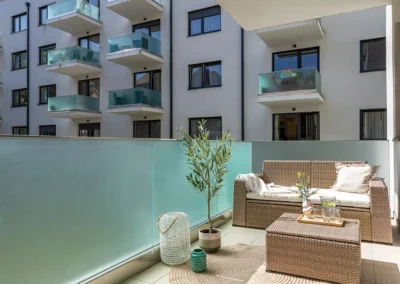 home styling után eladásra felkészített lakás terasz részlete limonádéval home staging