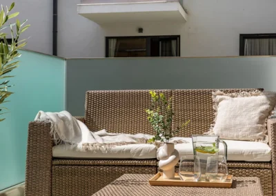 home styling után eladásra felkészített lakás terasz részlete limonádéval home staging