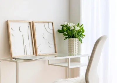 home staging után dolgozó sarok natúr színekkel friss vágott virággal