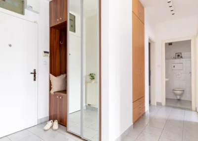 eladásra felkészített ingatlan előszobája home staging után