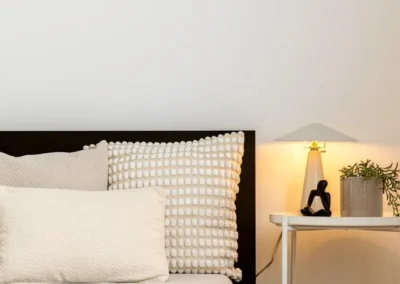 home staging ingatlanmenedzsment hálószoba részlet, párnákkal felkészítve eladásra dekorálva
