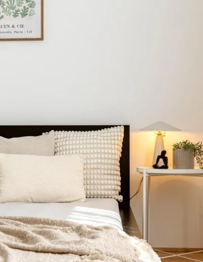 home staging ingatlanmenedzsment hálószoba részlet, párnákkal felkészítve eladásra dekorálva