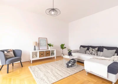 home staging ingatlanmenedzsment nappali felkészítve eladásra Budapesten szürke fehér színpaletta