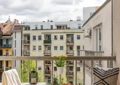 erkély eladásra felkészítve Budapesten home staging után belső kertere néz hangulatos